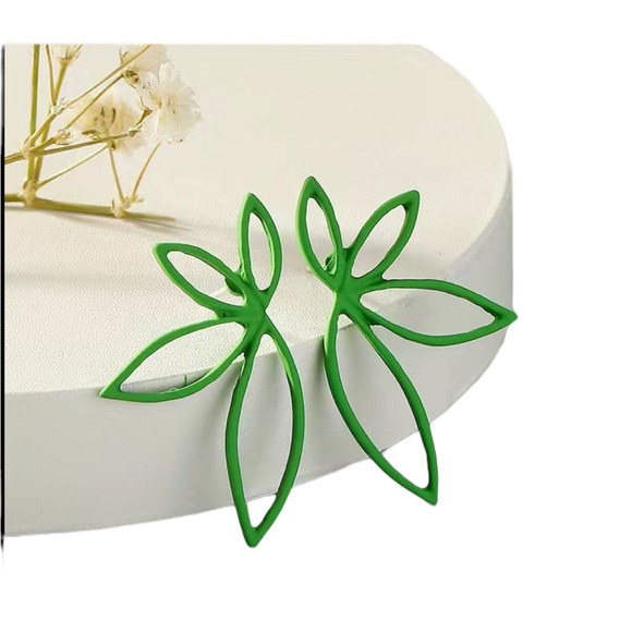 Green Maple Leaf Hollow Stud Earrings - Picture 5 of 6